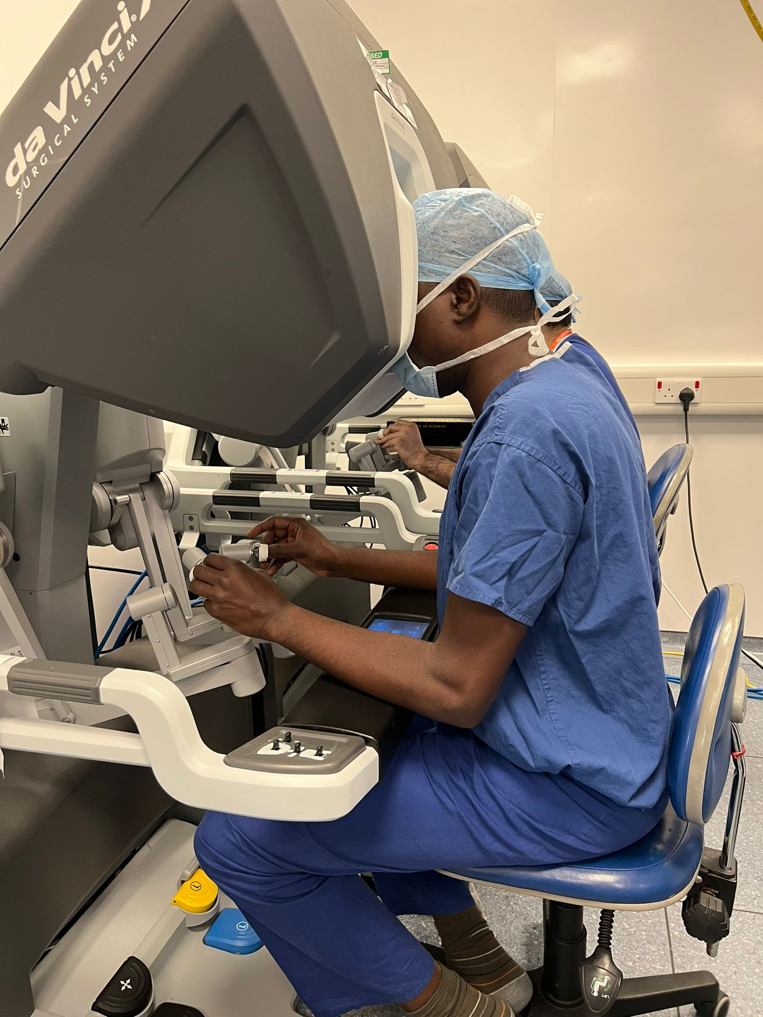 Dr Lawrence Okiror at the da Vinci surgical console — robotic lung surgery, London Bridge Hospital